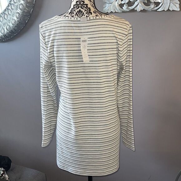 NWT Chico’s top  - Picture 4 of 5